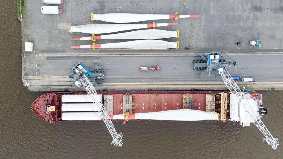 Beim Umschlag von Windenergiekomponenten können die niedersächsischen Seehäfen steigende Zahlen vorweisen und bestätigen damit ihre maßgebliche Rolle für die Energiewende. Foto: EPAS