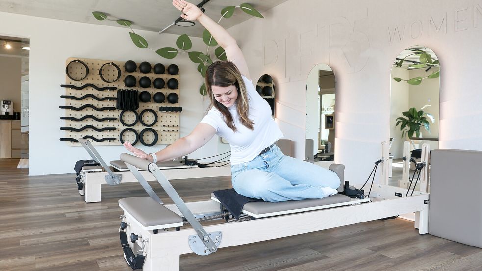 So geht Reformer-Pilates: Katharina Lange macht es vor. Fotos: Jens Doden