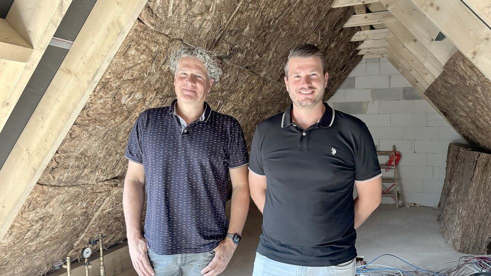 Olaf Neumann (links) und Nils Cornelis von der Gewoba stehen im Dachstuhl der Häuserreihe, die ein Großbrand am 15. August 2025 unbewohnbar machte. Der Dachstuhl brannte vollständig aus. Foto: Mona Hanssen
