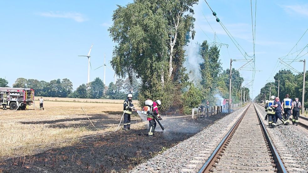 Die Einsatzkräfte brachten mehrere Flächenbrände entlang der Bahnstrecke unter Kontrolle. Foto: Markus Bruns