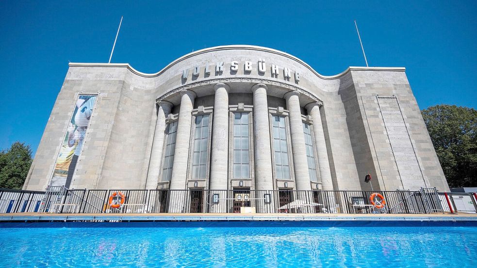 Die Volksbühne hat eine Veranstaltung mit dem Verein Eoto abgesagt. Foto: Christophe Gateau/dpa