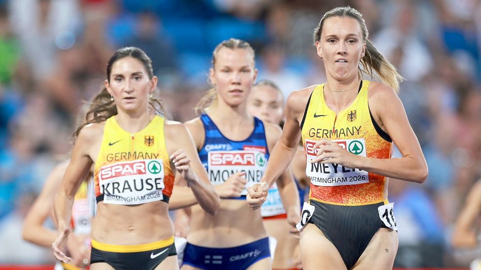 Gesa Krause (l) zeigte Verständnis für das emotionale Interview von Lea Meyer nach dem EM-Finale über 3.000 Meter Hindernis. Foto: Morgan Harlow