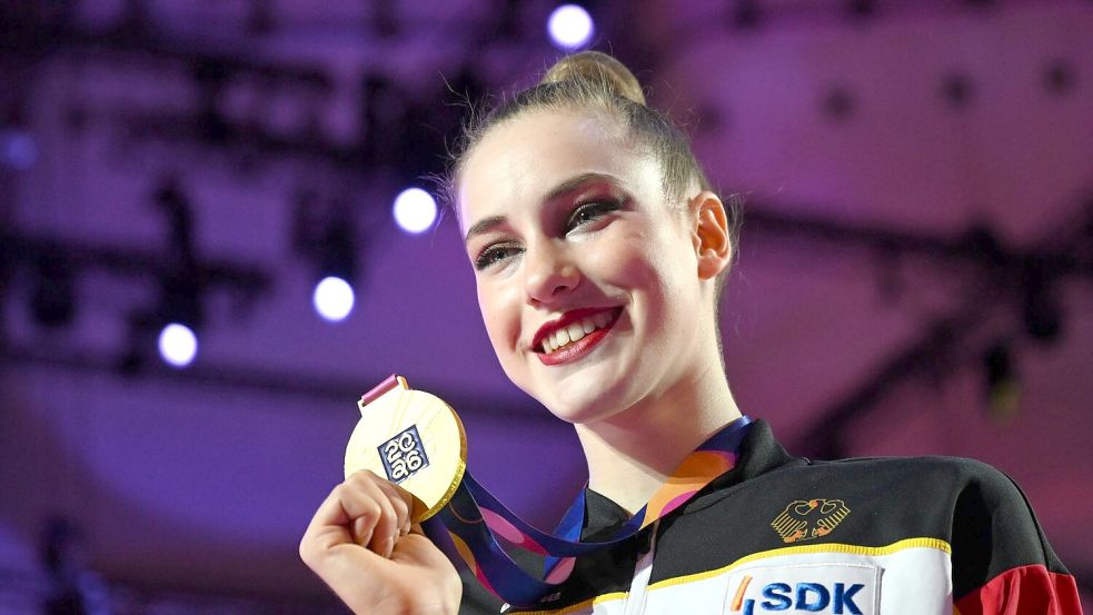 Darja Varfolomeev zeigt ihre Goldmedaille. Foto: Marijan Murat/dpa