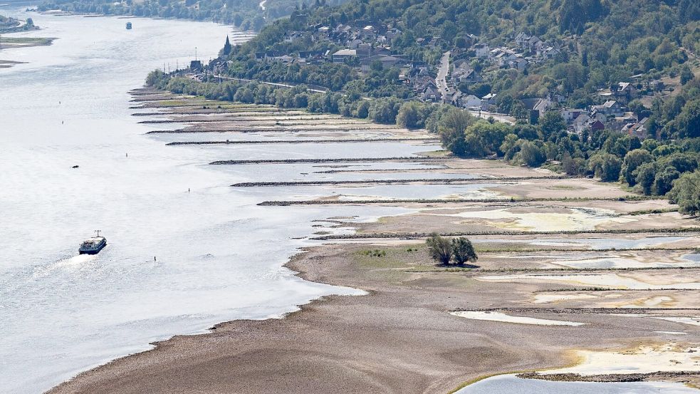 Wegen niedriger Pegelstände ist die Binnenschifffahrt in vielen Flüssen wie hier im Rhein derzeit massiv eingeschränkt. Foto: Boris Roessler