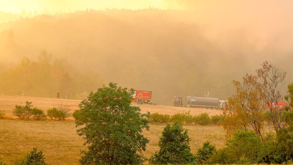 Auch in der Nacht kämpfen Feuerwehrleute gegen die Flammen. Foto: Thomas Banneyer