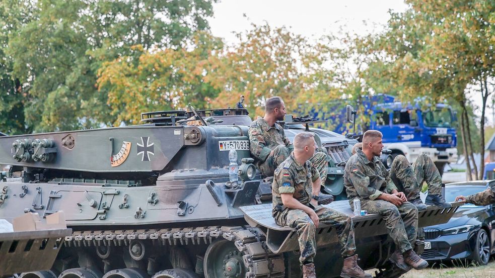 Die Bundeswehr unterstützt bei der Brandbekämpfung. Foto: Thomas Banneyer