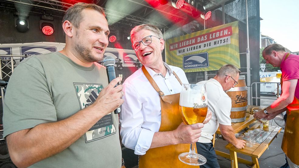 Radio-Nordseewelle-Moderator Dennis und Horst Feddermann hatten gute Laune auf der Stadtfestbühne. Foto: Stephan Friedrichs
