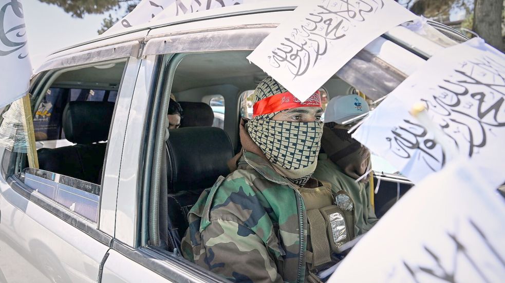 Schon in den vergangenen Tagen waren in der Hauptstadt die Taliban-Fahnen mit schwarzer Schrift auf weißem Hintergrund erneuert worden. Foto: Nava Jamshidi