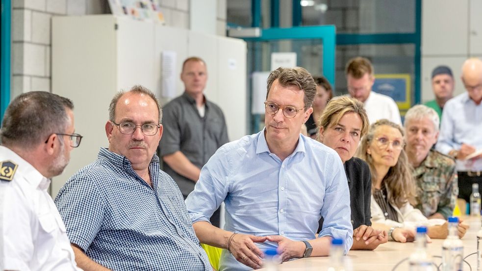 Nordrhein-Westfalens Ministerpräsident Hendrik Wüst hat sich im Lagezentrum informiert. Foto: Christian Knieps