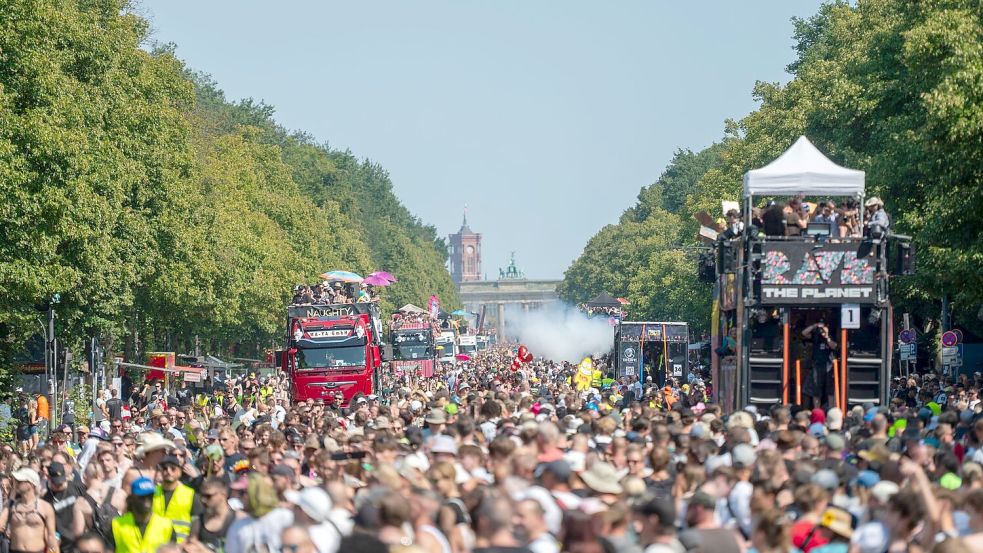 Die Techno-Parade „Rave The Planet“ findet zwischen Brandenburger Tor und Siegessäule statt. Foto: Christophe Gateau