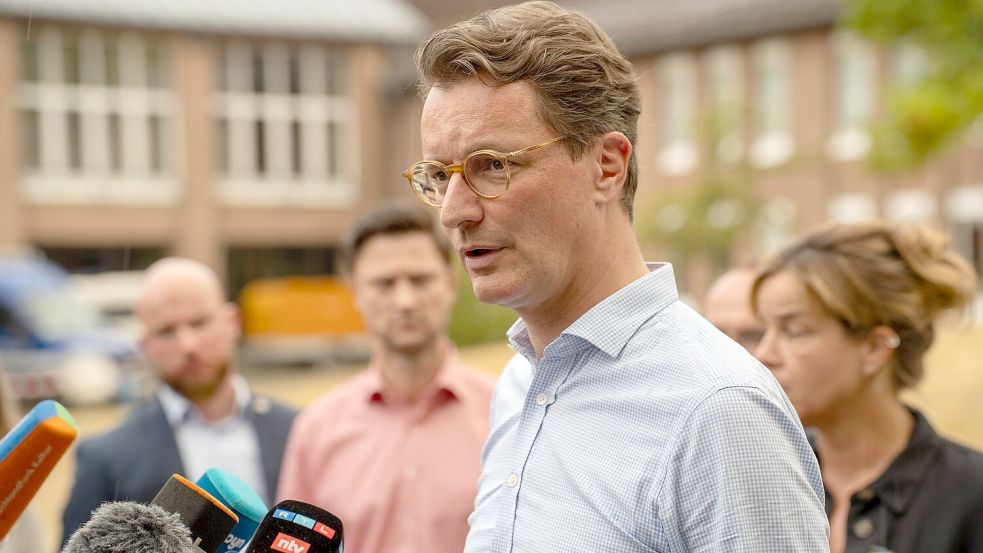 Nordrhein-Westfalens Ministerpräsident Hendrik Wüst (CDU) sprich während seines Besuchs bei Einsatzkräften mit Medienvertretern. Foto: Max Lametz/dpa