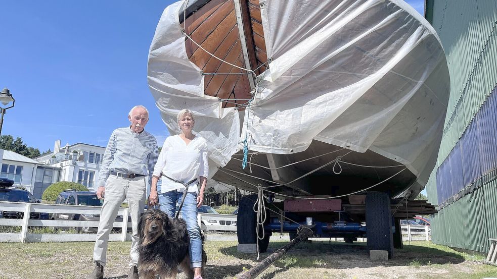 Fast drei Jahrzehnte lang steckte der ehemalige Sylter Chirurg Dr. Hans-Hermann Körner (hier mit seiner Frau Dr. Kristine Sievers und Hündin Hedda) all sein Herzblut in die Restaurierung der historischen Wieringer Aak „Bertha Auguste“. Foto: Stephan von Kolson