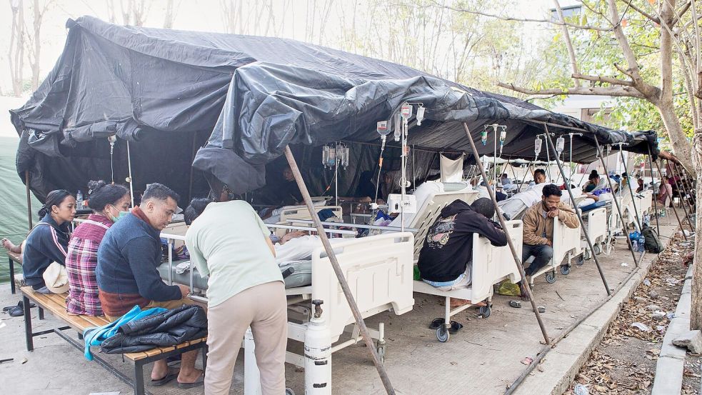 Nach dem starken Erdbeben ist die medizinische Versorgung erstmal provisorisch - hier mit einem Zelt vor einem Krankenhaus in der Provinz Ost-Nusa Tenggara. Foto: Firdia Lisnawati