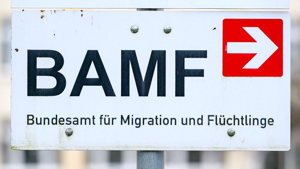 Erst ging es vor allem um Straftäter und sogenannte Gefährder. Inzwischen überprüft das Bundesamt für Migration und Flüchtlinge (Bamf) auch bei anderen Menschen aus Syrien, ob sie noch Anspruch auf Schutz haben. (Symbolbild) Foto: Patrick Pleul