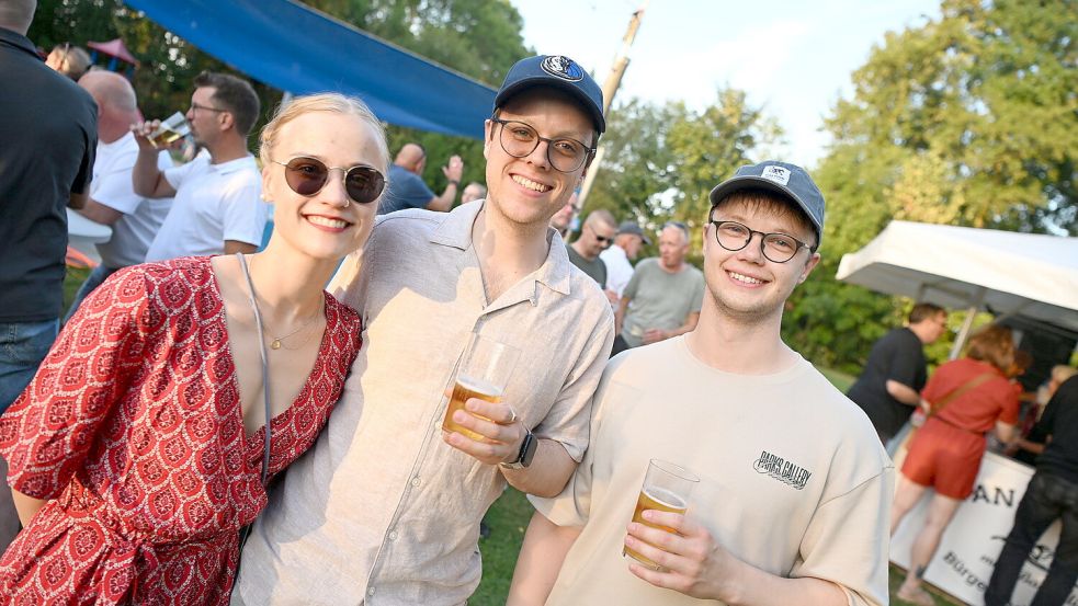 Gute Stimmung herrschte beim zweiten Mitternachtsschwimmen der Saison im Emder Van Ameren Bad. Foto: Heinz Wagenaar