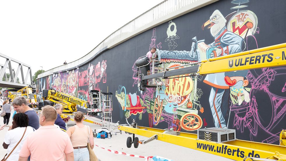 In der Emder Trogstrecke entsteht an diesem Wochenende eine großformatige Graffiti-Galerie. Foto: Jens Doden/Emden