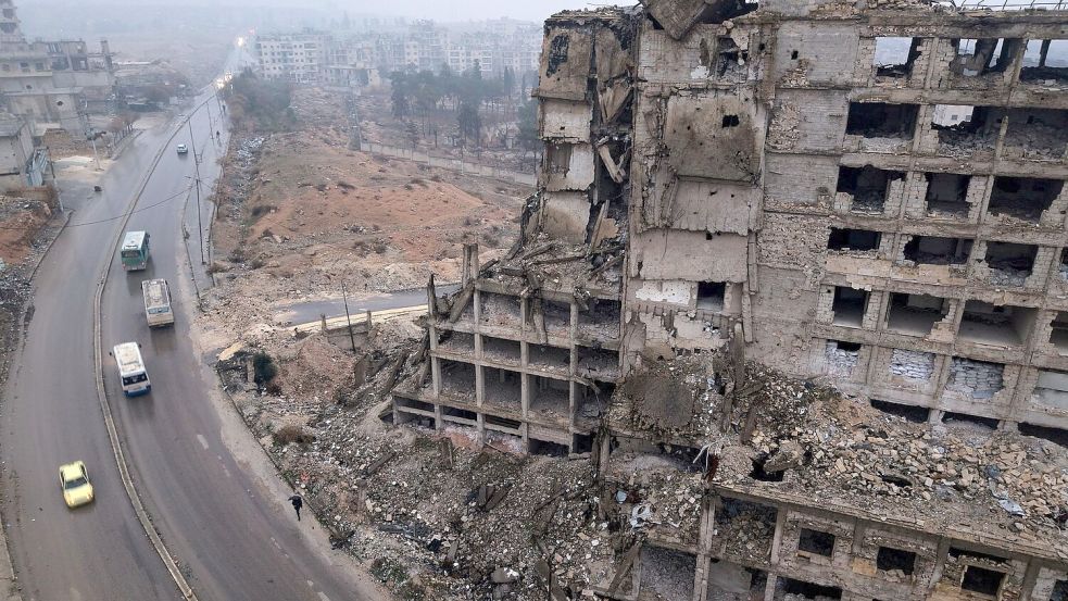 Während die Kriegsspuren in einigen Regionen Syriens kaum zu sehen sind, ist die Zerstörung andernorts immer noch groß. (Archivfoto) Foto: Omar Albam/AP/dpa
