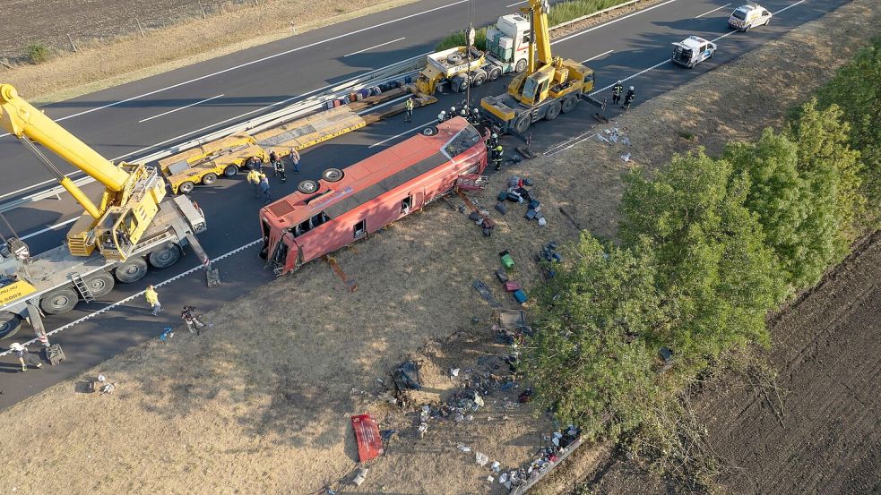 Beim Unfall eines polnischen Reisebusses starben im Osten Ungarns mindestens zwölf Menschen. Foto: Zoltan Mathe