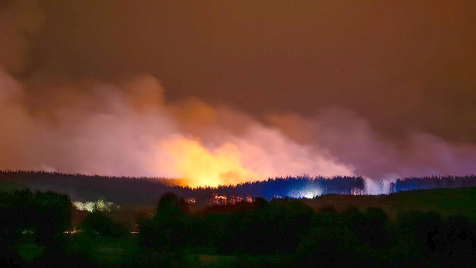 Seit der Nacht hat sich das Feuer nicht weiter auf Monschau zubewegt, sagt der dortige Feuerwehr-Einsatzleiter. Foto: Max Lametz/dpa