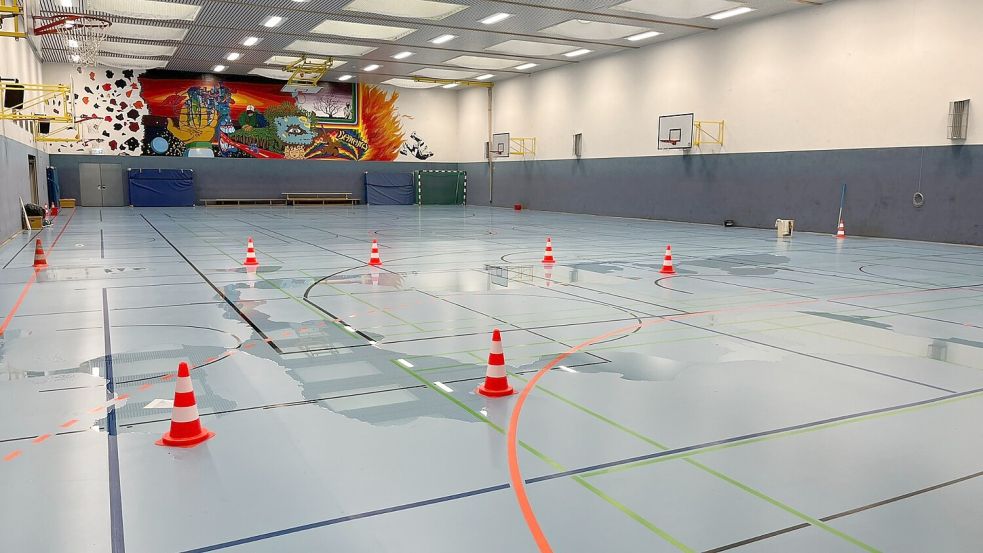 Bei starkem Regenfällen drang wegen fehlender Notüberläufe am Dach wiederholt Wasser in die kleine Turnhalle am Gymnasium Ulricianum ein. Foto: privat