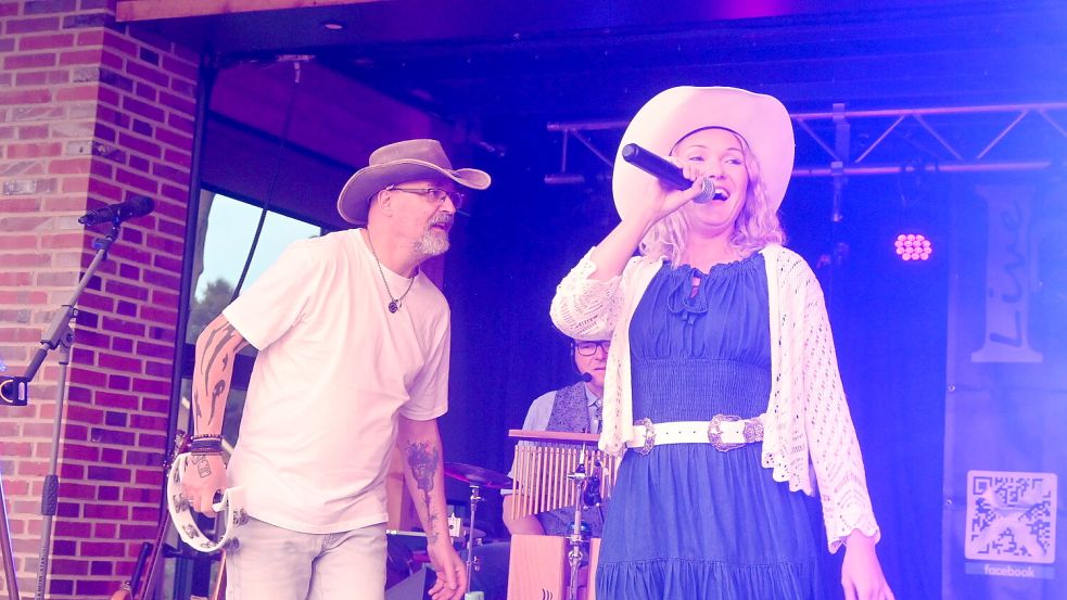 Die Band „FraPee“ aus Haren an der Ems brachte bei der Country-Night ein vielseitiges Repertoire auf die Bühne. Foto: Holger Weers