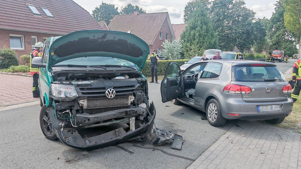 Bei einem Verkehrsunfall auf der Pastor-Kersten-Straße in Flachsmeer wurden am Sonntagmittag zwei Autofahrer verletzt. Foto: Markus Bruns/Feuerwehr Westoverledingen