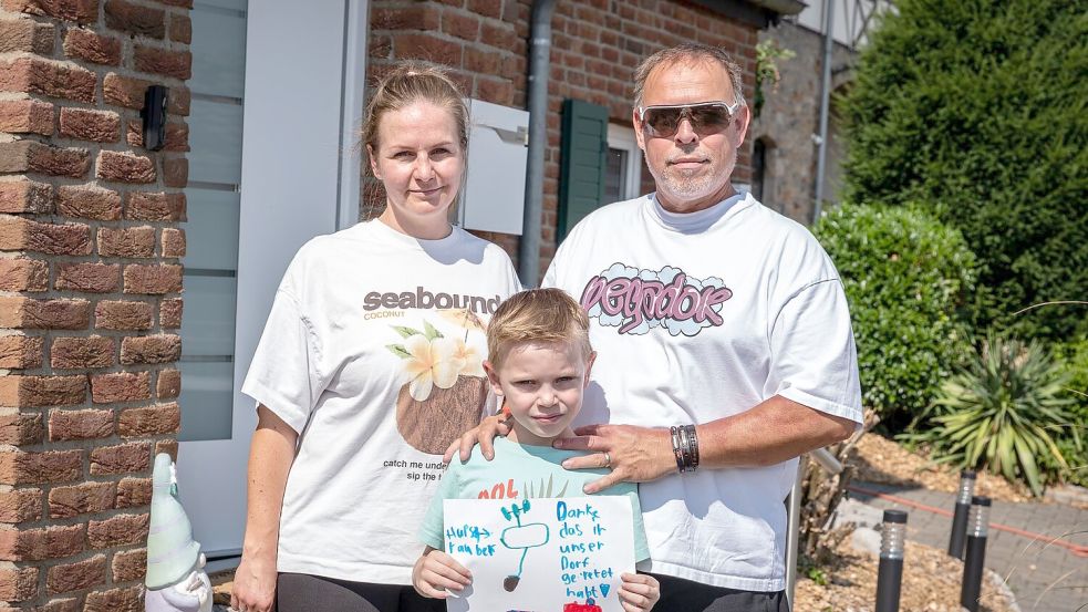 Annett und Dirk Conrad mit ihrem siebenjährigen Sohn Killien gehören zu den Einwohnern der evakuierten Ortschaft Gey. Sie sind zurückgekehrt. Foto: Christian Knieps