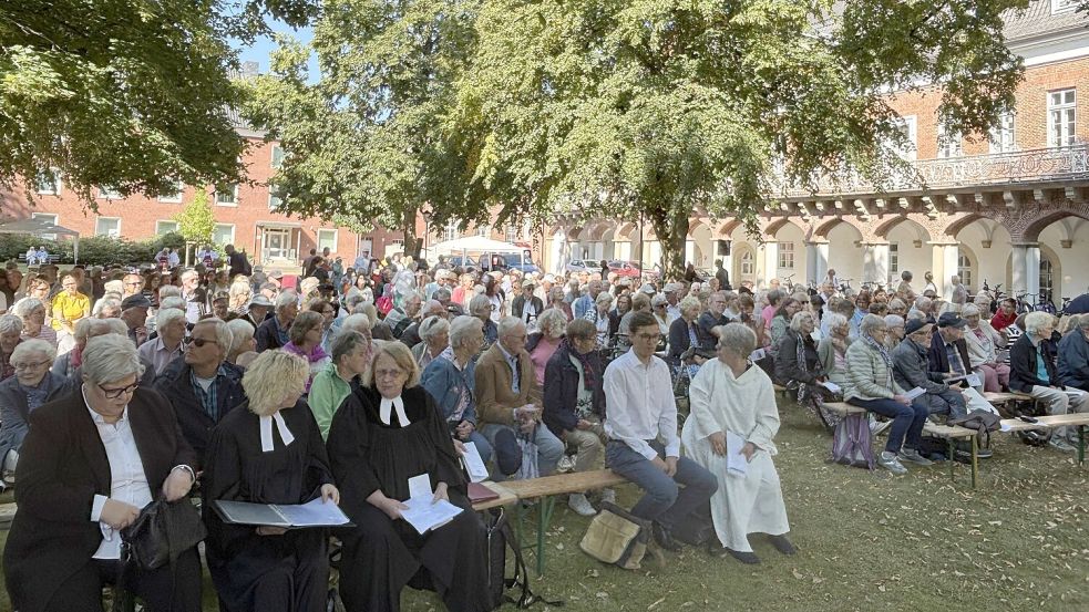 Bei herrlichem Wetter feierten die Auricher am Schlossplatz den Stadtfestgottesdienst. Fotos: Rebecca Kresse