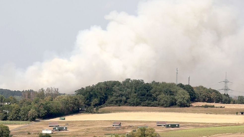 Die Feuerwehr rückte zu einem Großeinsatz aus. Foto: Brandon Lee Posse/dpa