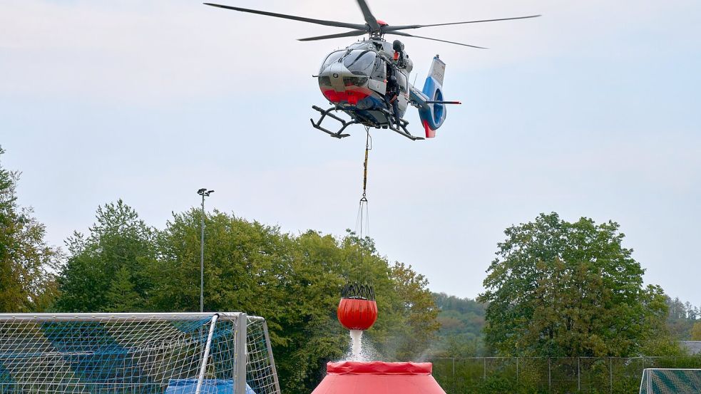 Die Einsatzkräfte am Boden werden aus der Luft unterstützt. Foto: Sascha Ditscher