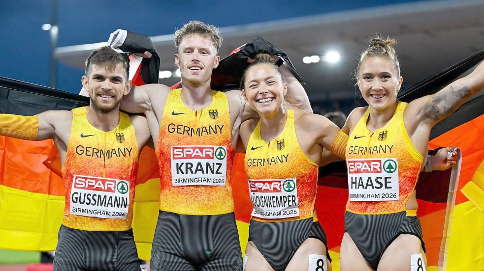 Die 4x100-Mixed-Staffel um Heiko Gussmann, Kevin Kranz, Gina Lückenkemper und Rebekka Haase (von links nach rechts) gewann EM-Silber. Foto: Sven Hoppe