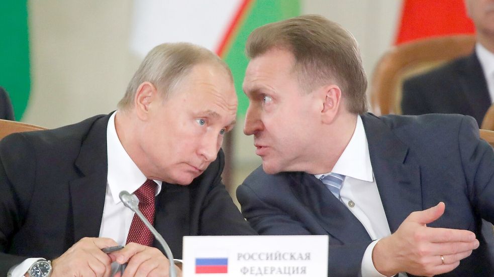 Der Chef der VEB.RU, Igor Schuwalow (r.), hat laut Medien seinen Chefvolkswirt Andrei Klepatsch entlassen, weil der eine Niederlage Russlands vorhergesagt hat. (Archivbild) Foto: picture alliance / Maxim Shemeto