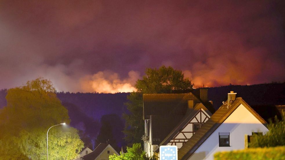 Der Kampf gegen die Flammenfront bereitet den Einsatzkräften große Mühe. Foto: Thomas Banneyer