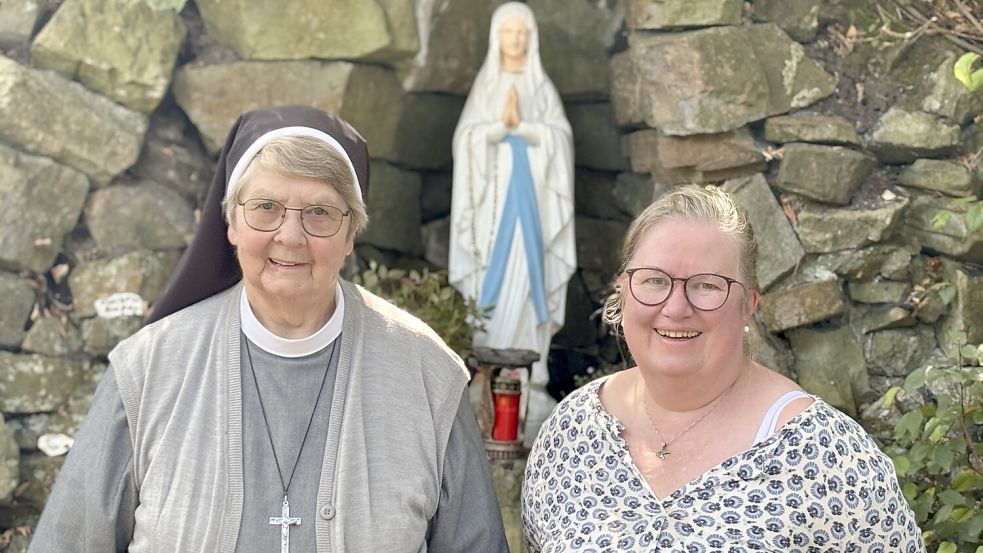 Schwester Petra-Maria (links) und Leiterin Gudrun Riebenstahl vor der kleinen Mariengrotte auf dem Klinikgelände. Foto: Florian Ferber