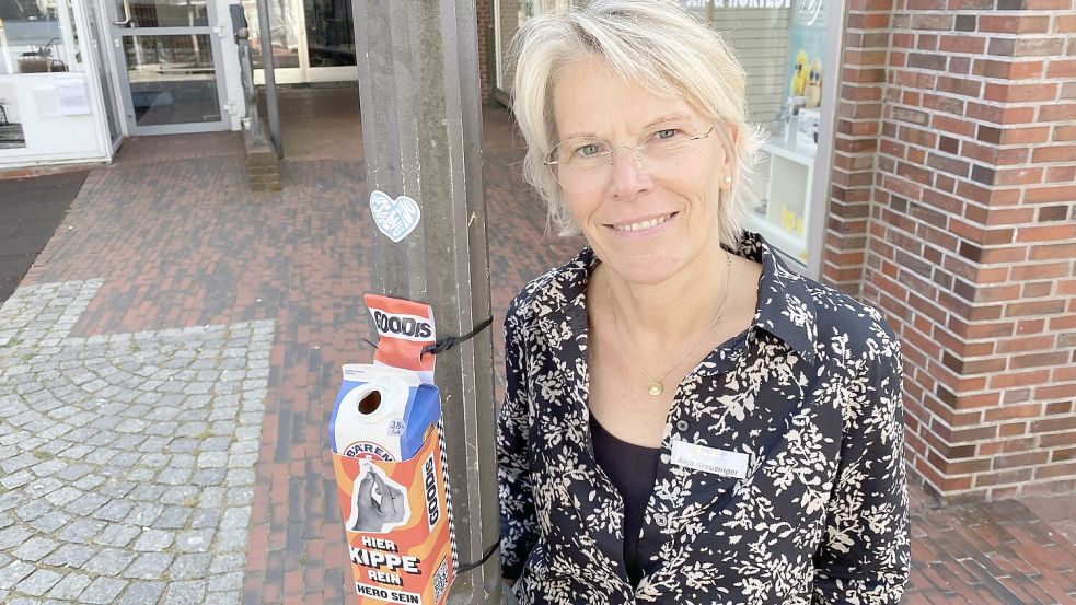 Anja Kreuzinger hatte die Idee mit den ausgedienten Tetrapaks als Kippensammler. Einer hängt auch vor ihrem Geschäft in der Drostenstraße. Foto: Imke Oltmanns