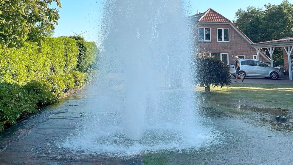 Eine drei bis vier Meter hohe Fontäne schoss aus einem Hydranten. Foto: Ole Caspers/Feuerwehr
