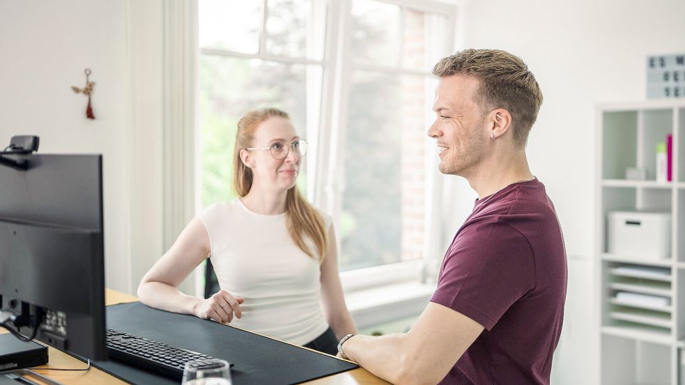 Teamgeist und Kreativität spielen bei "cw.marketing" in der täglichen Arbeit eine große Rolle. Das Bild zeigt Sina Vosberg und Dennis Lingott. Foto: privat