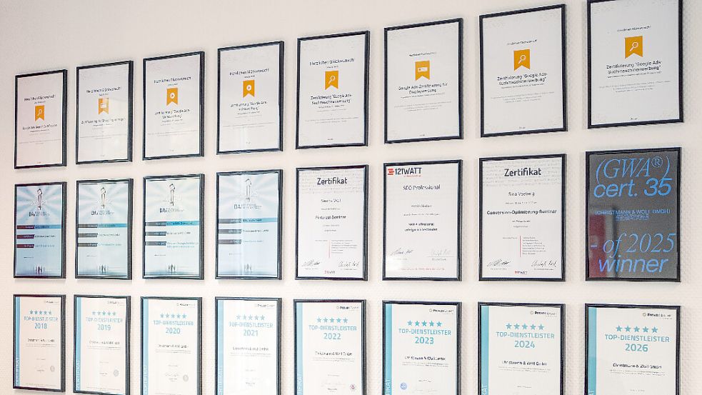 Eine Bürowand voller Auszeichnungen: Die Agentur hat im Laufe der Jahre viele Wettbewerbe gewonnen und betreut inzwischen mehr als 250 Kunden. Foto: privat