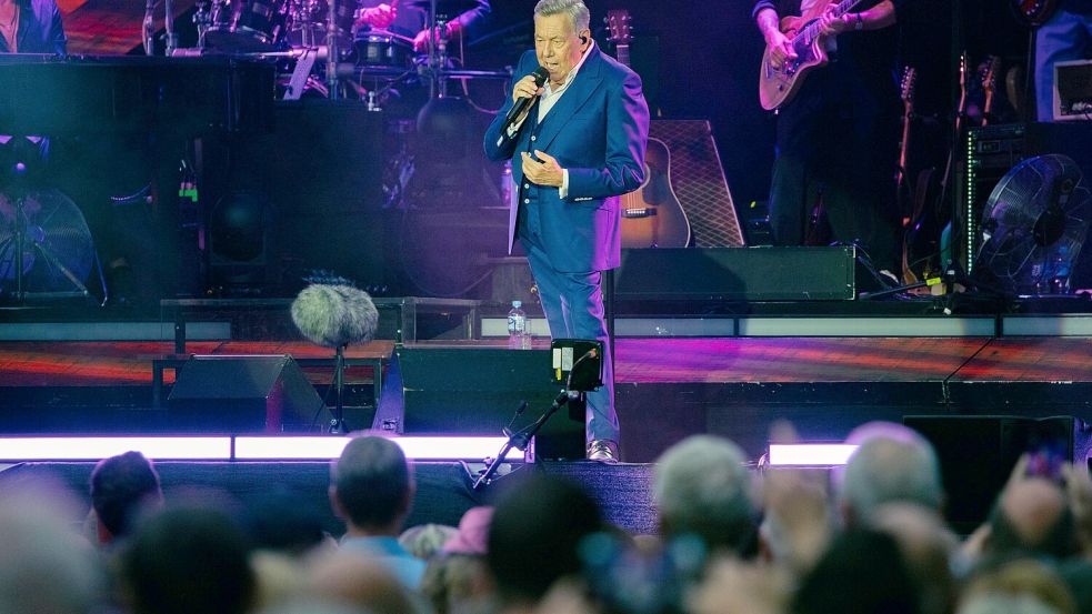 Was für ein Künstler: Roland Kaiser setzte den fulminanten Schlusspunkt nach drei Tagen Schlossgarten Open Air in Osnabrück. Foto: Sebastian Dannenberg