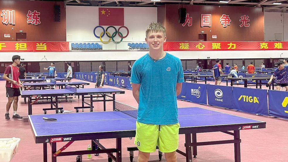 Bennet Robben lebt seine Leidenschaft Tischtennis mit Begeisterung auf seiner China-Reise aus.  Fotos: Privat