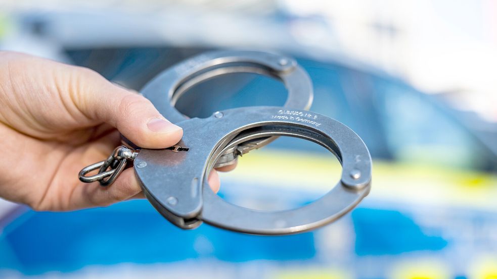 Nach mehrwöchigen Ermittlungen wurde in Aurich ein mutmaßlicher Drogendealer verhaftet. Symbolfoto: David Inderlied/dpa