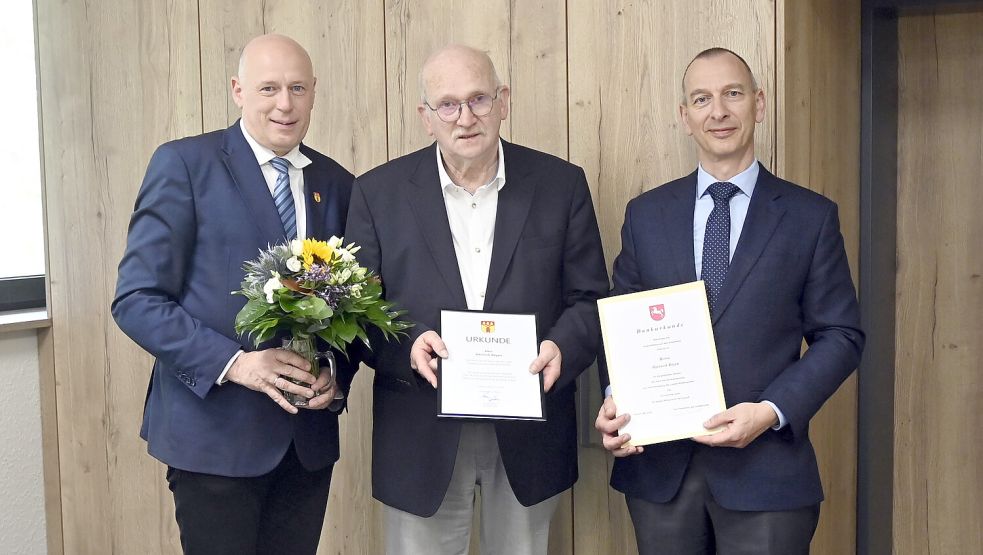 Heinrich Beyen (Mitte) bekam vom Auricher Amtsrichter Dr. Marc Hirschmann (rechts) und Großefehns Bürgermeister Erwin Adams Urkunden überreicht.