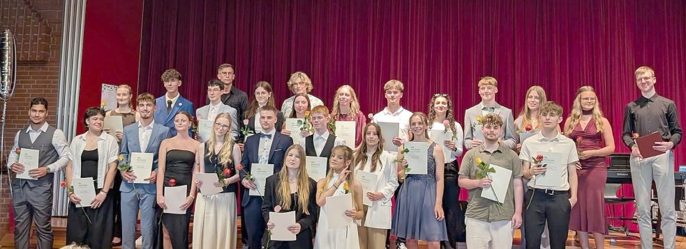 Zusätzlich zu ihren Zeugnissen bekamen die Schülerinnen und Schüler Rosen und Eisgutscheine überreicht. Foto: IGS Moormerland