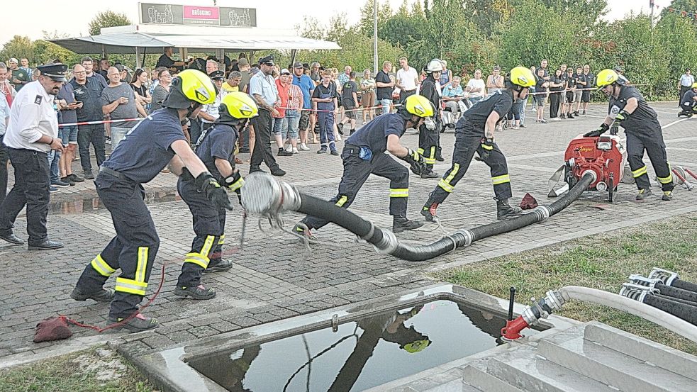 Die Feuerwehrjugend legte sich beim Schnelligkeitswettbewerb in Ditzum mächtig ins Zeug. Foto: Bodo Wolters