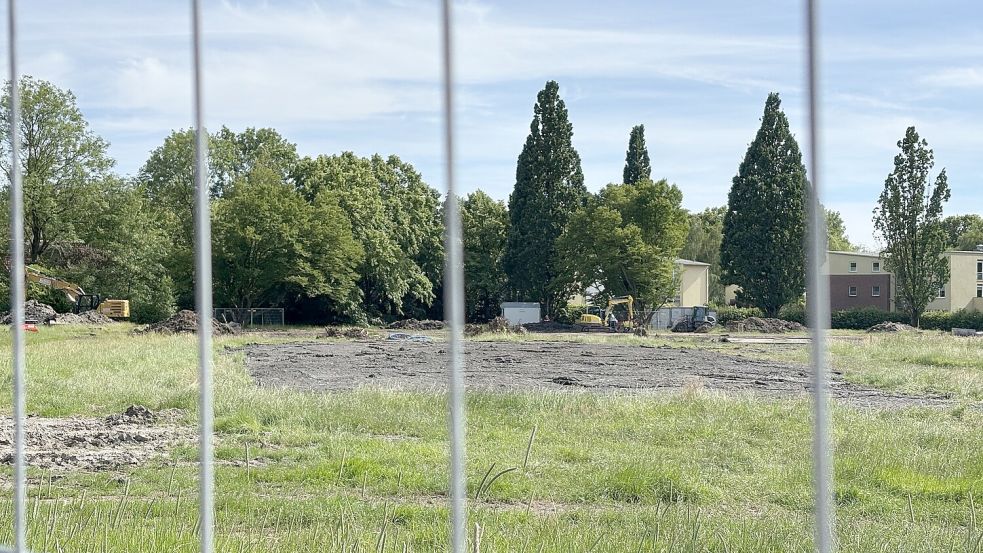 Blick auf den Schwanenteich-Park durch den Bauzaun. Ein Sondierungsfeld ist erkennbar. Hier wurde in Tiefen nach möglichen Auffälligkeiten gesucht. Jetzt wurden welche gefunden. Foto: Mona Hanssen/Archiv