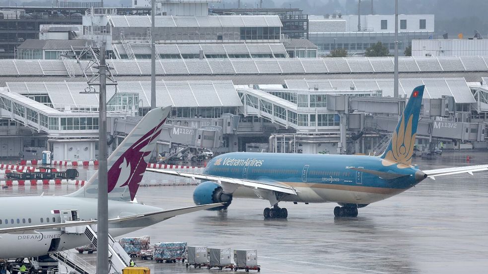 Ein Boeing-Dreamliner der Vietnam Airlines wartet am Flughafen München auf den Start. Foto: Karl-Josef Hildenbrand