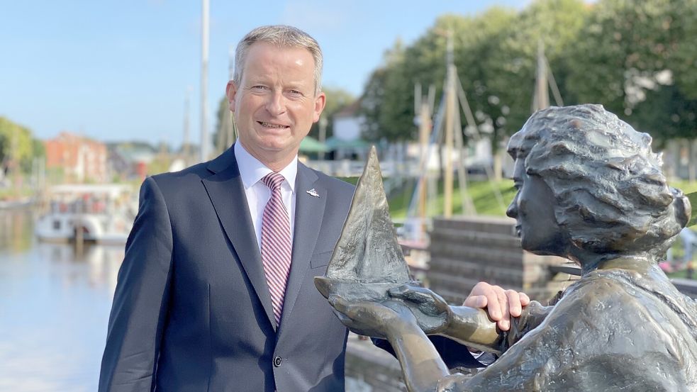 Rolf Claußen, hier im Museumshafen von Carolinensiel, ist seit 2006 Bürgermeister von Wittmund. Er stellt sich erneut zur Wahl. Foto: privat