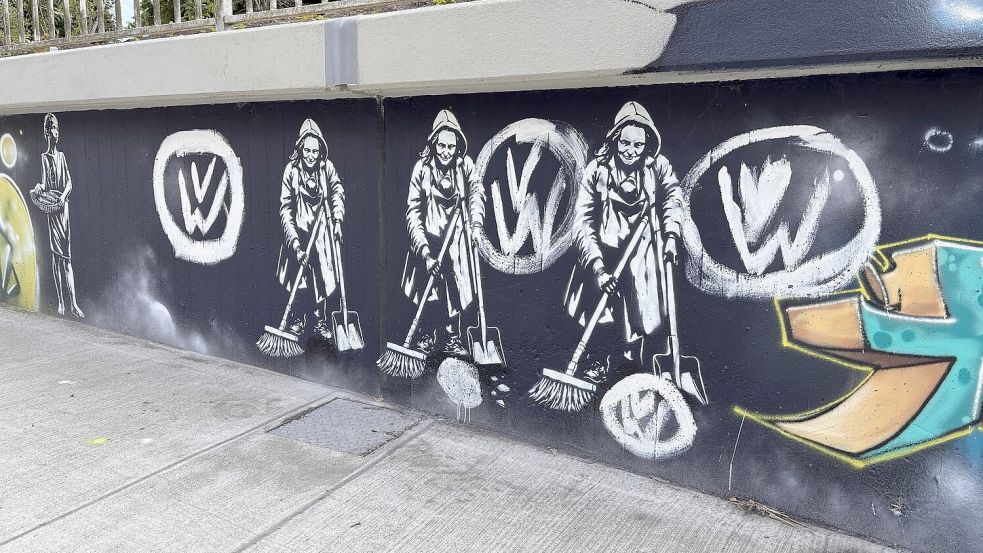 Aufnahme von Montagmittag: Unbekannte haben das vorab übersprühte Graffiti mit VW-Logos übermalt. Foto: Hannah Weiden