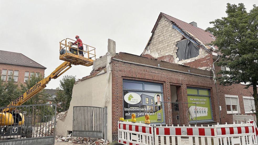Vorsichtig per Steiger über dem Geröll: Das rote Verblendmauerwerk am Haus der Grensemanns wird abgetragen. Fotos: Stephanie Schuurman