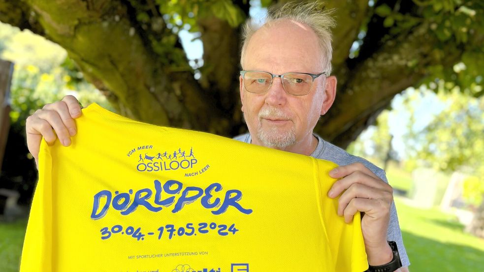 Hans-Joachim Platte mit seinem Dörloper-Shirt von 2024. Von 2026 hat er noch keins, obwohl der 73-Jährige aus Wiesmoor rund sieben Monate nach einer Herzklappen-Operation erneut alle sechs Ossiloop-Etappen lief. Foto: Nicole Böning